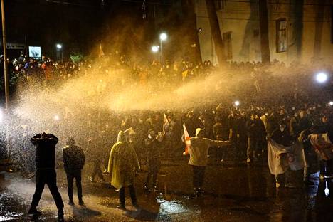 Mellakkapoliisi ampui mielenosoittajia vesitykillä ja kyynelkaasulla keskiviikkona Tbilisissä.