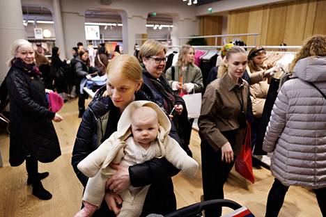 Tiina Turunen ja Olivia-vauva tulivat Espoosta Arket-liikkeen avajaisiin Aleksanterinkadulle. Uusi liike tuo tervetullutta piristystä hiljentyneeseen keskustaan. 