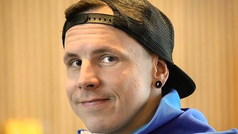 Lumilautailija Matti Suur-Hamari menetti jalkansa moottoripyöräonnettomuudessa – nyt hän voi tuoda Suomelle paralympiakultaa