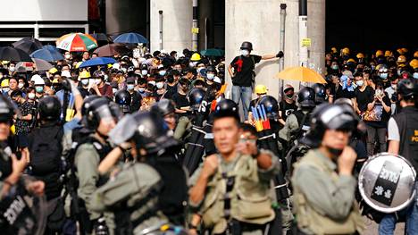 Suora lähetys: Mielenosoitus on jälleen kääntymässä väkivaltaiseksi Hongkongissa, poliisi käyttänyt kyynelkaasua ja kumiluoteja