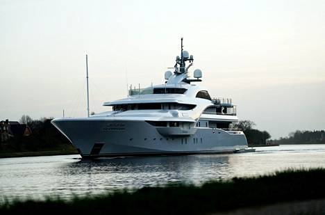 Putin's luxury yacht Graceful sailed in the Kiel Canal in German waters on February 7th.