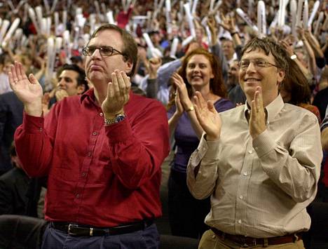 Paul Allen ja Bill Gates koripallo-ottelun yleisössä vuonna 2000. Allen omisti myös urheilujoukkueita.