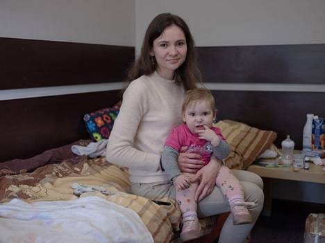 Julja Novoselskaja pakeni Itä-Ukrainan Kramatorskista pitääkseen 1-vuotiaan Camilan turvassa. 