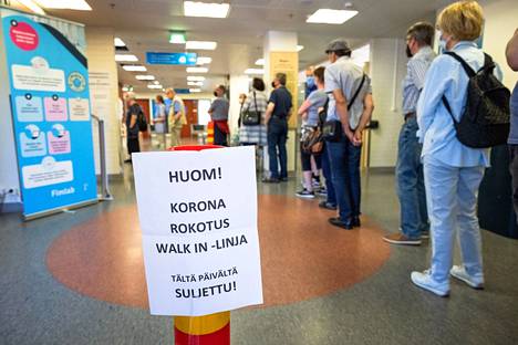 Tamperelaiset jonottivat koronavirusrokotteita Hatanpään rokotuspaikalla 20. heinäkuuta.