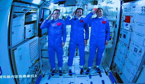 Kiinan avaruuslentäjien kolmikko pystyttää tulevan avaruusaseman ensimmäisiä osia ja rakentaa viestiyhteyksiä. He elävät avaruudessa ainakin kolme kuukautta. 