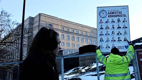 Kokoomuksen ehdokkaista 22 prosenttia on hyvätuloisia, kun 18 vuotta täyttäneistä tulonsaajista heitä on kaksi prosenttia. Kokoomuksen vaalijulistetta pudotettiin telineeseen Helsingissä 16. maaliskuuta. 