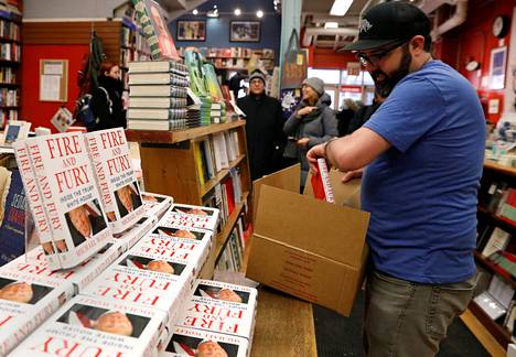 Kirjakaupan työntekijä asetteli kohuttuja Trump-kirjoja hyllyyn New Yorkissa perjantaina.