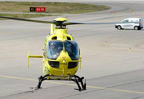 FinnHEMS Oy:n helikopteri matkalla MediHelin tukikohtaan Helsinki-Vantaan lentokentällä heinäkuussa 2013.