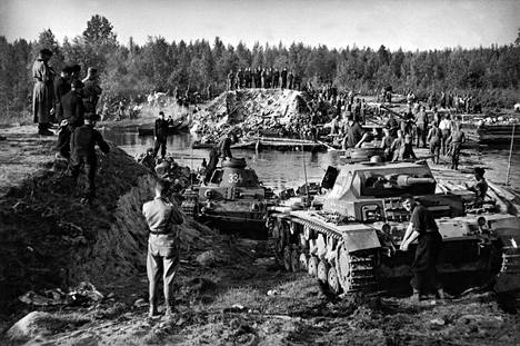 Pistojokeen uponnutta saksalaista panssarivaunua nostetaan heinäkuussa 1941.