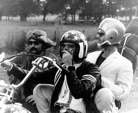 Dennis Hopper, Peter Fonda ja Jack Nicholson matkalla Los Angelesista New Orleansiin. Peter Fondan ohjaama ja tuottama ja Dennis Hopperin ohjaama filmi kuvaa väkivaltaisen yhteiskunnan mekanismeja silloin kun se törmää opittuja ja omaksuttuja normeja väistäviin jäseniinsä. Easy Rider nähdään uusintana Ad-Kinossa.