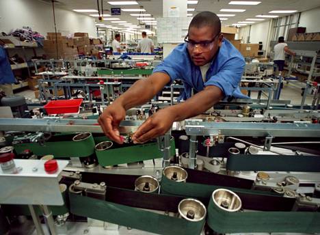 Työntekijä Lorenzo Bowdry tarkisti postinlajittelukonetta vuonna 1997 Lockheed Martinin tehtaalla Oldsmarissa Yhdysvalloissa.