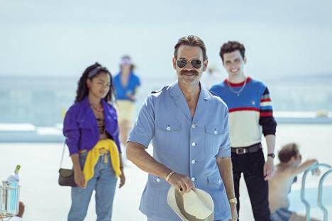 Ensimmäisenä Espanjaan hakeutuvat Cindy (Tahirah Sharif) ja Gene (Jack Rowan, oik.). Onneksi Tony-setä (Dougray Scott) asuu Costa del Solilla.