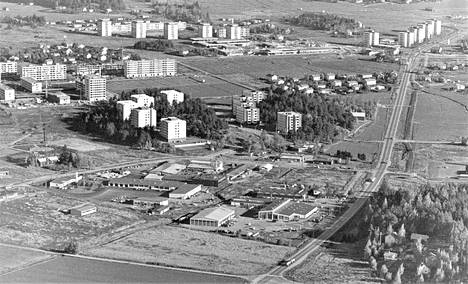 Raision kauppalan teollisuushallit (edessä vasemmalla) ovat keräytyneet keskustaan, Nesteen tien varteen.