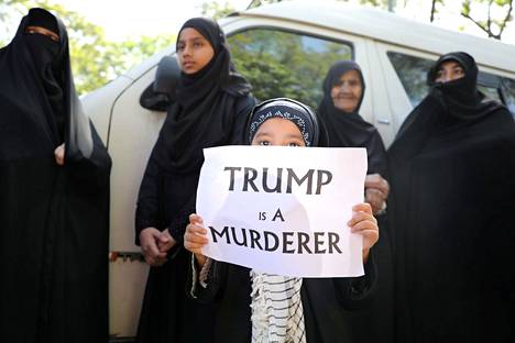 Iranilaiskomentaja Qassim Suleimanin surmasta on seurannut muslimimaissa laajoja Yhdysvaltojen vastaisia mielenosoituksia. Malesiassa mielenosoittajat nimittivät Trumpia murhaajaksi 7. tammikuuta pidetyssä protestissa.