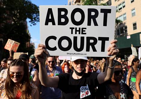 Aborttioikeutta New Yorkissa puolustava mielenosoittaja piteli kylttiä ”Pysäyttäkää [korkein] oikeus” viitaten oikeuden päätökseen kumota laaja turva aborteille 24. kesäkuuta.