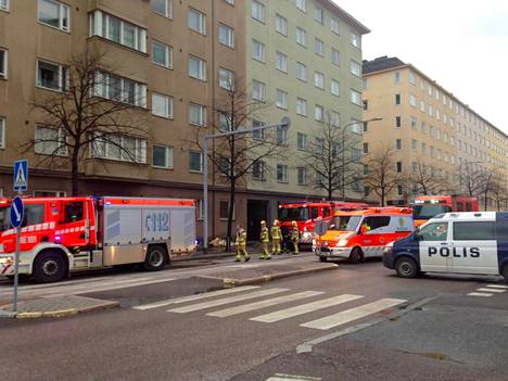 Helsingin pelastuslaitos hälytettiin keskiviikkoaamuna sammutustöihin Hakaniemeen. Kuva on lukijan ottama.