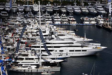 Luksusjahteja Monacon satamassa Yacht Shown aikaan syyskuussa 2015.