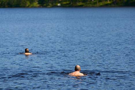 Osa osallistujista pulahti uimaan lämpimänä kesäpäivänä.