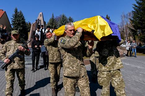 Sotilaat kantoivat kuolleen ukrainalaissotilaan arkkua Užhorodissa tiistaina.