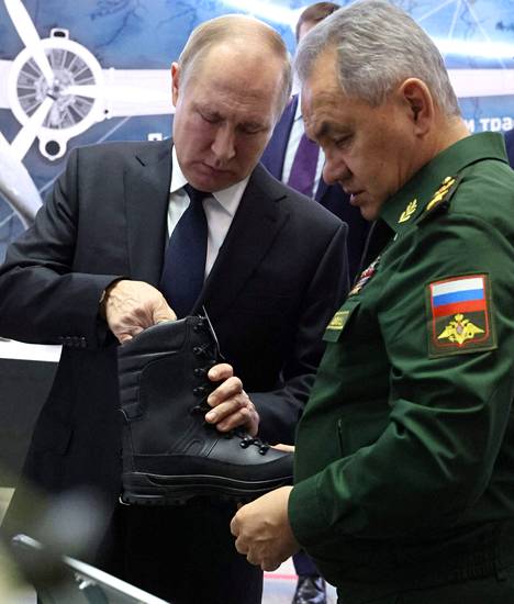Presidentti Vladimir Putin ja puolustusministeri Sergei Šoigu tutkivat armeijan varusteita joulukuussa Moskovassa.