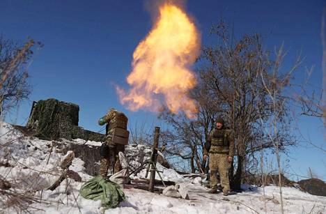 Ukrainalaissotilaat ampuvat kranaatinheittimellä venäläisten asemia kohti Bahmutin lähellä helmikuussa.