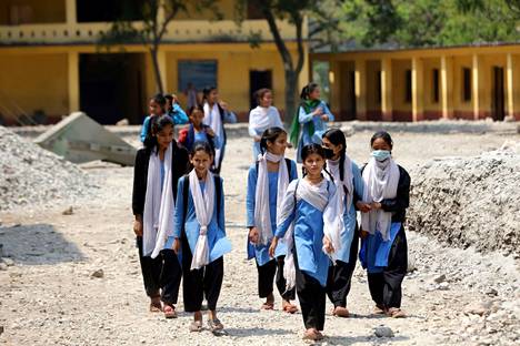 Latainath Secondary Schoolin opiskelijoita Nepalissa, jossa kehitysyhteistyön myötä yhä useampi tyttö suorittaa peruskoulun loppuun. Koulutus edistää tyttöjen työllisyyttä, vähentää köyhyyttä ja edistää tasa-arvoa.