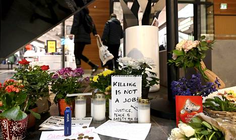 Kukkia ja kynttilöitä espoolaisessa kauppakeskus Isossa Omenassa, jossa vartijoiden kiinni ottama nainen kuoli voimankäyttötilanteessa viime lauantaina.