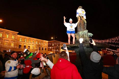 Fanit juhlivat jääkiekon nuorten maailmanmestaruutta Mantan patsaalla tammikuussa.