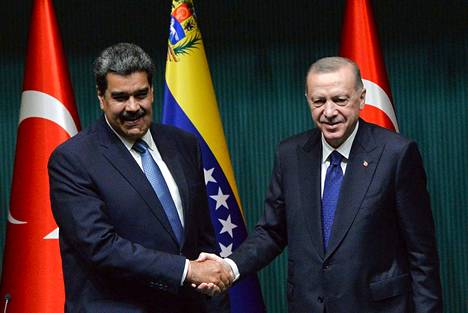Turkin presidentti Erdogan (vas.) tapasi keskiviikkona Venezuelan itsevaltaisen johtajan Nicolas Maduron.