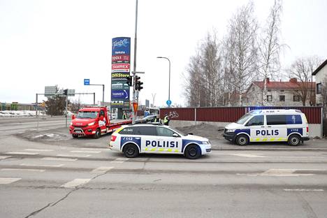 Pahoin romuttunutta autoa vietiin pois Lempääläntien ja Kuokkamaantien risteyksestä aamukahdeksan jälkeen lauantaina.