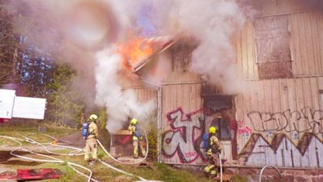 Lukijan kuvassa näkyy, kuinka talo paloi lähellä Espoon keskusta. 