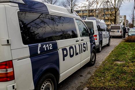 Useita poliisipartioita Klaukkalassa heti pankkiryöstön jälkeen joulukuussa 2015. Tekijä pääsi kuitenkin pakenemaan ja jäi kiinni vasta myöhemmin.