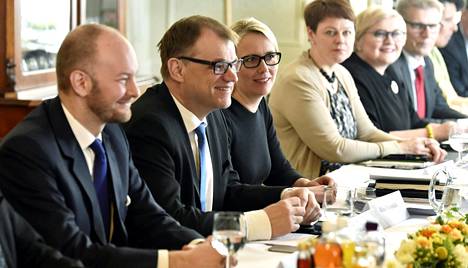 Pääministeri Juha Sipilä (keskellä) johtaa hallituksen tiistaina alkaneita kehysriihineuvotteluja.