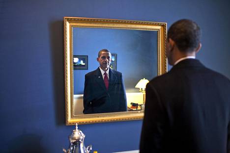 Barack Obama hetkeä ennen virkavalan vannomista. ”Rukoilin juuri ennen kuin asuin ulos”, sanotaan kirjassa olevan kuvan kuvatekstissä.