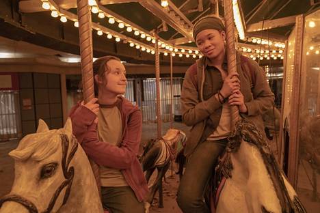 The Last of Us -sarjan seitsemännessä jaksossa Storm Reid (oik.) esittää Ellien (Bella Ramsey) parasta ystävää Rileyä. 
