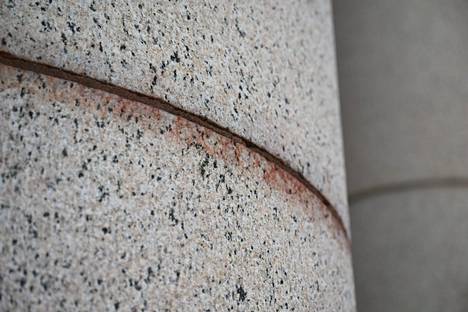 Remnants of red paint could be seen in the joints of the columns of the Parliament building after the first cleaning on Thursday.