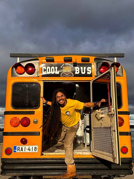 Onnellinen ”merikapteeni” Rodrigo Duende ja valmis Panther-koulubussi. 
