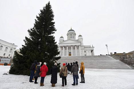 Koko Suomessa herätään aattoaamuna valkoiseen jouluun, ennustaa Ilmatieteen laitos. Lumi oli peittänyt jo Helsingin Senaatintoria torstaina 23. joulukuuta.