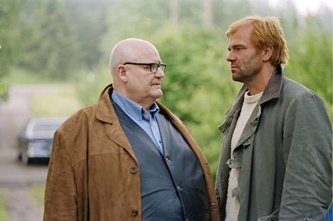 Oiva Lohtander komisario Janssonina vastassaan Kai Lehtisen esittämä alamaailman rikollinen Raid. Kuva vuonna 2003 valmistuneesta Raid-elokuvasta.