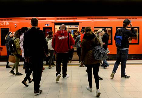 Matkustajia Ruoholahden asemalla viime viikon torstaina. Kun länsimetro aloittaa, metrolla pääsee Ruoholahdesta länteen.