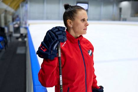 Naisleijonien apuvalmentaja ja HIFK:n naisten liigajoukkueen päävalmentaja Saara Niemi on pelannut yliopistojoukkueessa Yhdysvalloissa.