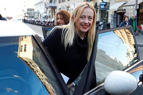 Giorgia Meloni saapumassa vaalitilaisuuteen Roomassa 23. tammikuuta.