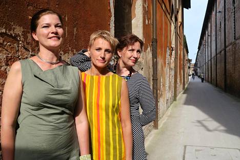 Arkkitehdit Saija Hollmén (vas.), Jenni Reuter ja Helena Sandman Venetsiassa.
