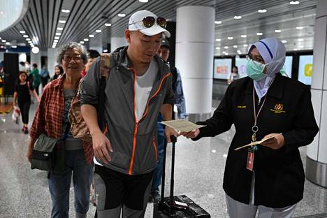 Terveysviranomaiset ovat tehostaneet tiedottamista koronaviruksesta. Tiistaina matkustajille jaettiin esitteitä Kuala Lumpurin kansainvälisellä lentokentällä Sepangissa Malesiassa.