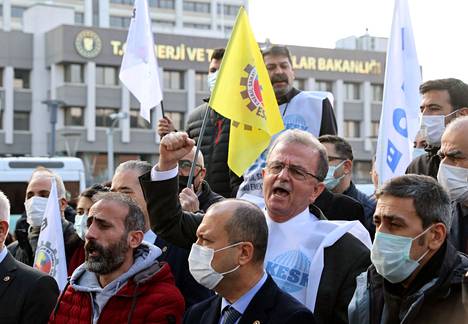 Mielenosoittajat vastustivat sähkölaskujen hinnannousua Turkin energiaministeriön edustalla Ankarassa viime torstaina.