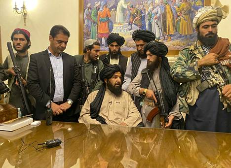 Talebanin taistelijoita Afganistanin vallatussa presidentinpalatsissa 15. lokakuuta 2021.