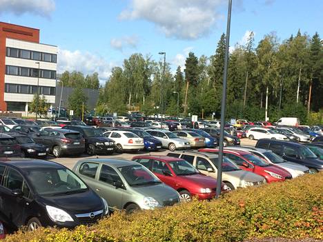 Lähes 500-paikkainen parkkipaikka ammottaa tyhjyyttään Vantaalla,  lähistöllä tapellaan pysäköinnistä - Vantaa 