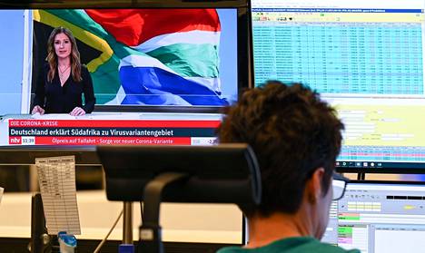 Frankfurtin pörssissä seurattiin perjantaina osakekurssien ohessa uutisia Etelä-Afrikan koronatilanteesta.