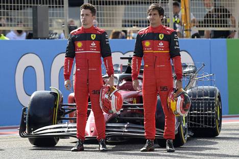 Charles Leclerc (vas) ja Carlos Sainz Jr. jatkavat Ferrarin kuljettajina.