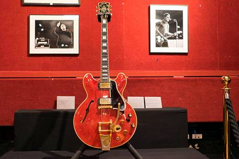 Noel Gallagherin vanha Gibson ES-355 huutokaupattiin Pariisissa.